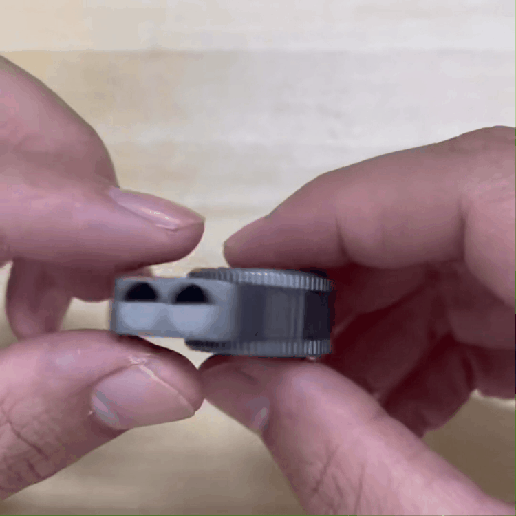 SonicSpinner：Titanium Emergency Whistle with Fidget Slider