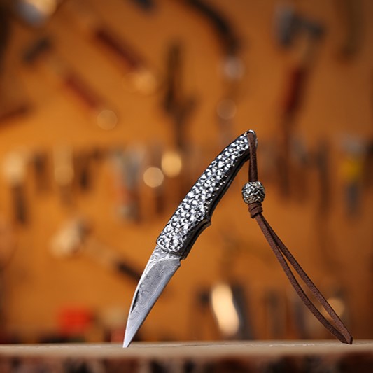 Feather-Light Samurai:Damascus Steel Folding Pocket Knife