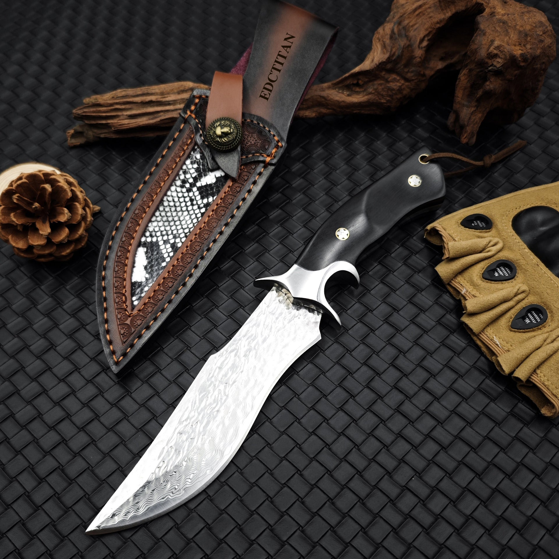 Obsidian Fang – 105-Layer Damascus VG10 Hunting Knife with Ebony Handle & Sheath