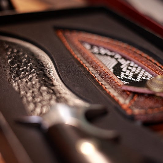 Obsidian Fang – 105-Layer Damascus VG10 Hunting Knife with Ebony Handle & Sheath