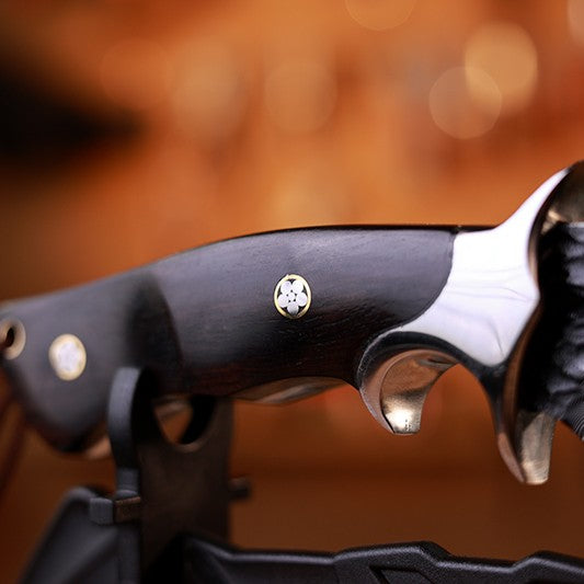 Obsidian Fang – 105-Layer Damascus VG10 Hunting Knife with Ebony Handle & Sheath