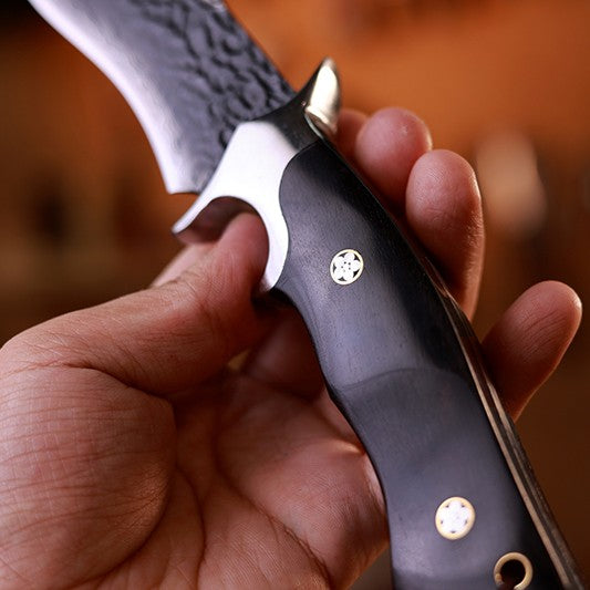 Obsidian Fang – 105-Layer Damascus VG10 Hunting Knife with Ebony Handle & Sheath