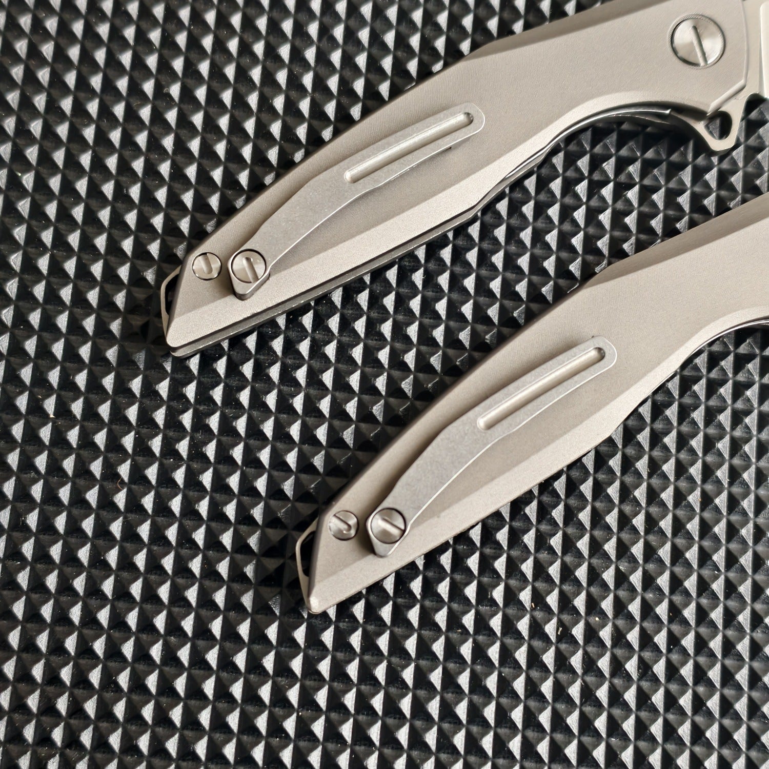 Razor-Edge Bear Claw: Viper's Fang D2 Steel Blade Folding Knife