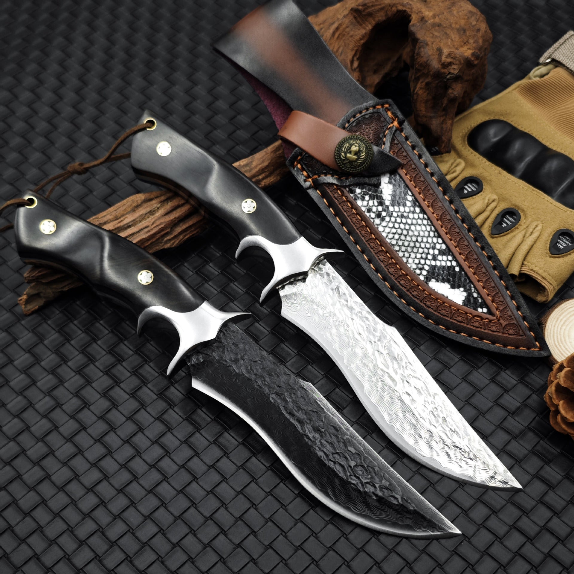 Obsidian Fang – 105-Layer Damascus VG10 Hunting Knife with Ebony Handle & Sheath