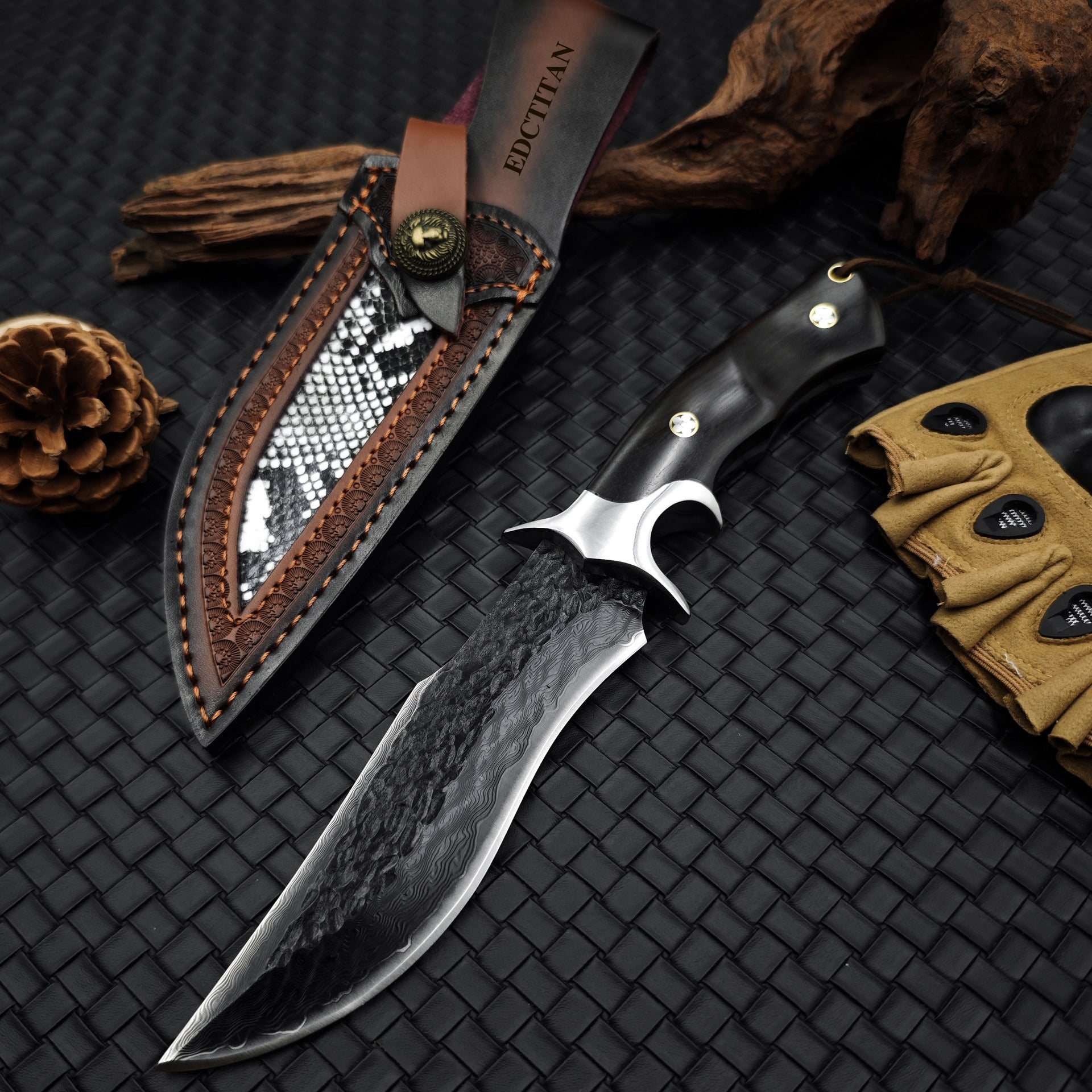 Obsidian Fang – 105-Layer Damascus VG10 Hunting Knife with Ebony Handle & Sheath